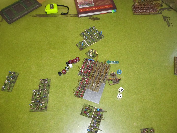 IMG_8526.JPG - Nächste Melee. Wieder zwei Treffer auf die 4 (bei 4 Würfel schon ok) gegen.... 8 (acht) (ja acht) (8) bei 4 auf die 4 und 4 auf die 5!!