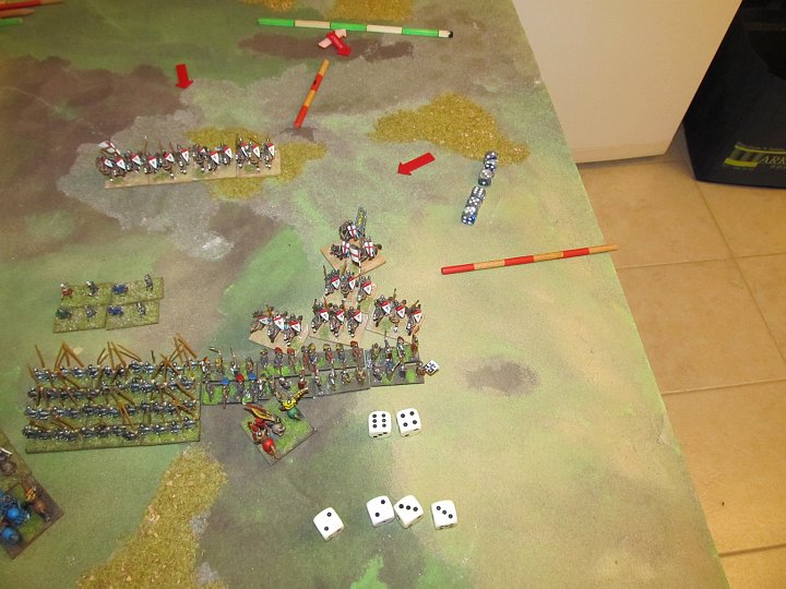 IMG_8546.JPG - Die Dänen treffen 3 von 6 (auf die 5, RR 1+2), die Speere nur 2 von 6 (auf die 4....). Hm. Pech. Da war mehr drin, da die Speere im + waren. Nun immerhin vermutlich ein Overlap in der Melee, da die Dänen wohl kaum in die 6BE vom Rand überlappen wollen, und auch nicht gegen die Piken.