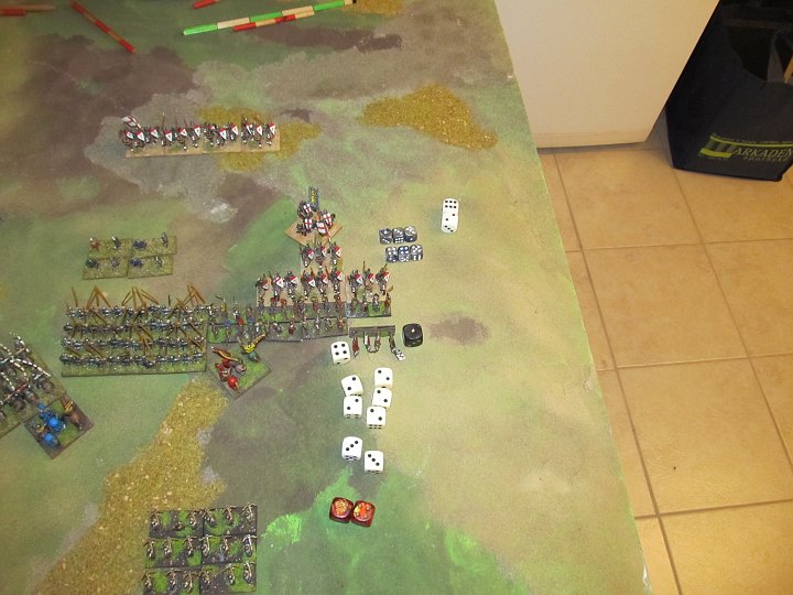 IMG_8547.JPG - So ist es. Aber: Während die Ritter mit 3 von 6 auf die 4 durchaus im Schnitt treffen, schaffen meine Speere gerade mal 1 Treffer auf 4 bei reroll auf die 1.... Zum Glück bleiben sie steady, verlieren aber eine Base.... Sieht so aus, als gehts wie gestern weiter?