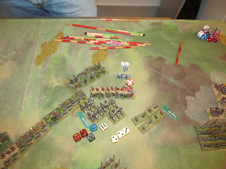 IMG_8561.JPG -  Aber was machen meine Truppen, wenn sie im Vorteil sind seit gestern? Sie verlieren. Genau.1:3 Niederlage der superior Ritter gegen die average HW, die nur auf die 5 treffen, das aber 3x. Also: Drop der Ritter. Da der General dabei war, wurden die beiden zweier danach nochmal gewürfelt. Aber mit dem gleichen Ergebnis.