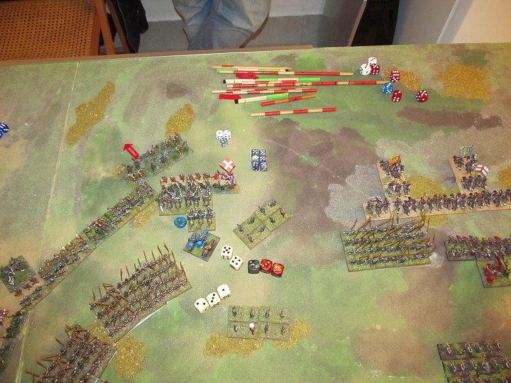 IMG_8564.JPG - Hier wurde bereits eine Base entfernt. Die Ritter hatten drei Basen vorn. Trafen trotz rerolls auf 1+2  nur 2x. Die Dänen hingegen mit 6 Würfeln ohne Reroll 6x!!! Den DR hätte ich sparen können. Die Base rechts wurde entfernt. Da die HW steady blieb, bedeutet dies Abbruchzug.