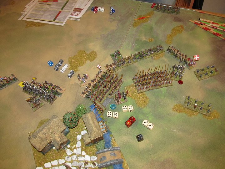IMG_8578.JPG - Ja, auch hier greifen die superior Piken im plus an. Treffen 4x, also ganz passabel mit reroll auf 1+2, aber die Dänen treffen auf die 5 5x.... Da die rechte Pike einen Deut zuweit vorne steht, gibt es keinen rear support- die Pike verliert eine Base, und droppt. Was für ein Angriff im Vorteil mit superior Piken!