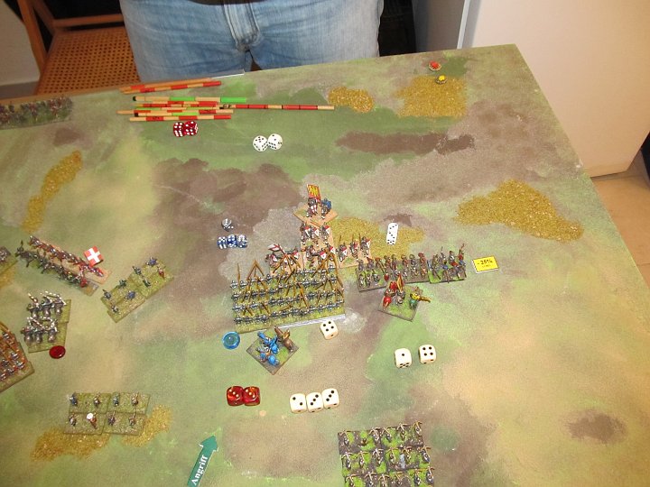 IMG_8579.JPG - Hier ein ähnliches Bild. Die Piken treffen gerade 1x von 4Würfeln  (auf die 4 mit reroll auf 1), die Speere treffen gar nicht, die Ritter treffen 3x gegen die Piken, die.... zwar rear support haben, aber mit der 6 punktgenau droppen...