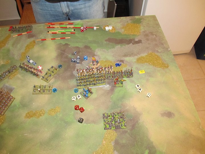 IMG_8582.JPG - In der Melee: Wieder nur ein 2:5 der Piken, die mit der 8 nun gerade noch nicht droppen, die Speere gewinnen sogar 3:1, aber den Rittern passiert nichts (DR auf 5)