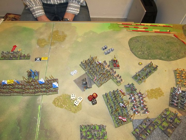 IMG_8653.JPG - 3:4 verlieren die Piken den Melee. Der hinzugeraste General fällt da gleich...