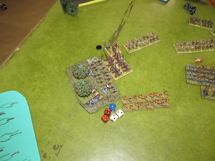 IMG_8666.JPG - Eigentlich sind die MF in der Plantage gar nicht ungeordnet, und hätten vier Würfel. Ich spiele sie als schwer ungeordnet mit nur 2 Würfel. Auf jeden Fall halten sie mit der 9 nach 0:1, verlieren aber eine Base.