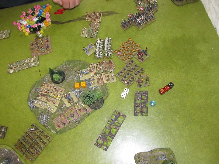 IMG_8714.JPG - 2:1 siegen die Iren, aber 11 auf CT und 5 auf DR ist ok. Die Ritter haben nur 0:0 gespielt (je zwei Würfel auf die 4, sowohl Speere als auch Ritter haben nix getroffen)