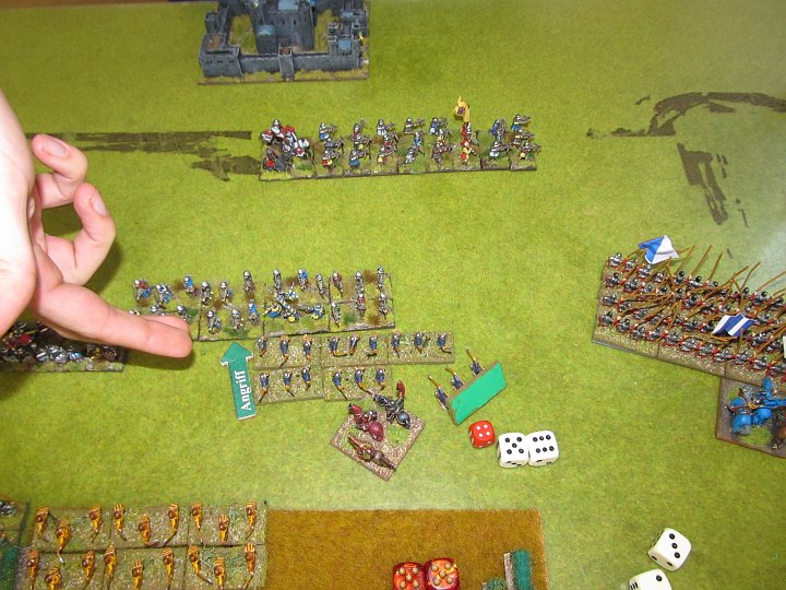 IMG_8812.JPG - Aber die Speere verlieren 2:4. (die Engländer hatten 4 Würfel auf 5 und 2 auf 4 ohne reroll, also war der Angriff nicht sehr riskant, aber halt Pech) die ist 10 ok, aber eine Base ist weg. Es wird nun eng mit 8 Würfel auf 5 gegen 5 auf 4 mit Reroll auf 1.