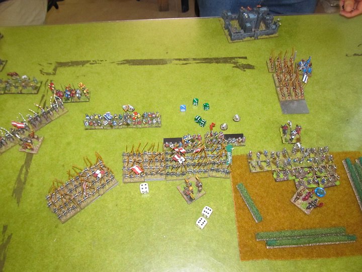 IMG_8826.JPG - Auch hier fehlt ein wenig der Bericht. Die Piken gewannen, und die Speere sind fragmented. Die Piken im Hintergrund haben eine weitere Bögen BG aufgerieben. Die Crossbows wurden gesammelt, die Bögen im Feld dann fragmented. Mit dem Schlußgong Armybreak der Engländer. Die Deutschen gewinnen 11:5. Heldenritter, die beinahe tot, die Flanke links gewonnen haben (3 BGs vernichtet, eine LF durch Fluchten und durchbrechen fragmented)