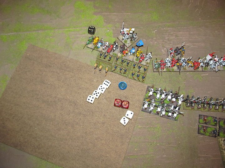 IMG_9149.JPG - 6:2 in der Melee! Eine Base weg und mit der 7 droppen die Almughavaren. Die sind jetzt tot. Die Ordensritter können nicht zu Hilfe kommen.