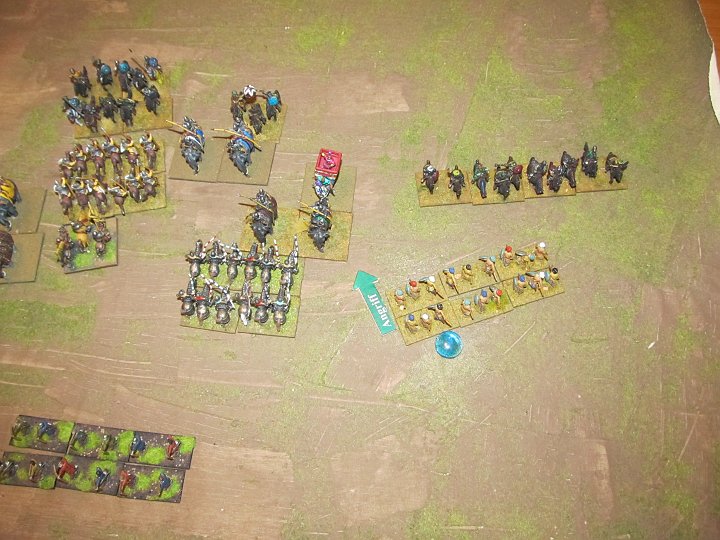 IMG_9176.JPG - Nein, es ist keine Base hinter der Front der Elefanten. Dennoch muß ich hier angreifen. Bin ja offensive spear.