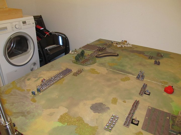 IMG_9327.JPG - Das Gelände ist ziemlich offen- nicht ideal, da ich meine MF gegen seine Legionäre zum Einsatz bringen wollte.