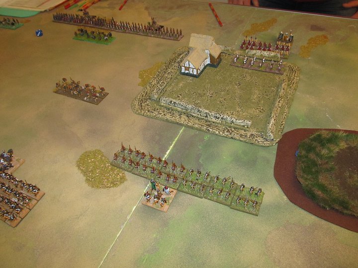 IMG_9390.JPG - Die Thorakitai stürmen inzwischen auf das enclosed field zu- wichtig um die Flanke der Legionäre zu bedrohen.