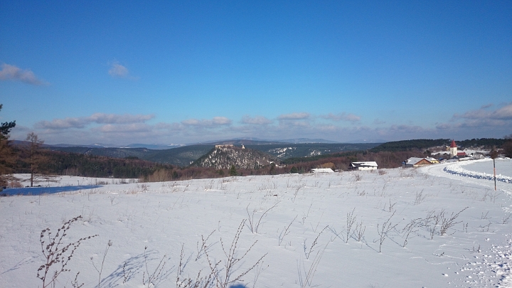 DSC_0672.JPG - Noch ein Blick auf die Ruine Starhemberg, und dann erfreue ich mich am 4Matic, da der Parkplatz vereist und verschneit ist, und ich locker umdrehen und da rumfahren kann.