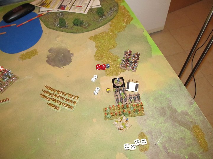 IMG_9822.JPG - Eine kleine Sensation! Die MF gewinnt in der Melee (impact was wohl unentschieden) 4:2, die Cv droppt, verliert eine Base, und muß nun einen Abbruchzug machen. Sie kommt gefährlich nah an die zweite Cv nun ran.