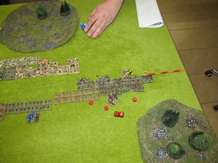 IMG_0332.JPG - CT war gut, eine Base ist aber weg. Sacha muß nach 4:5 auch testen, steht innerhalb der 6 vom Rand und droppt. (der eine 1er gehört hinter die Generalsbase)