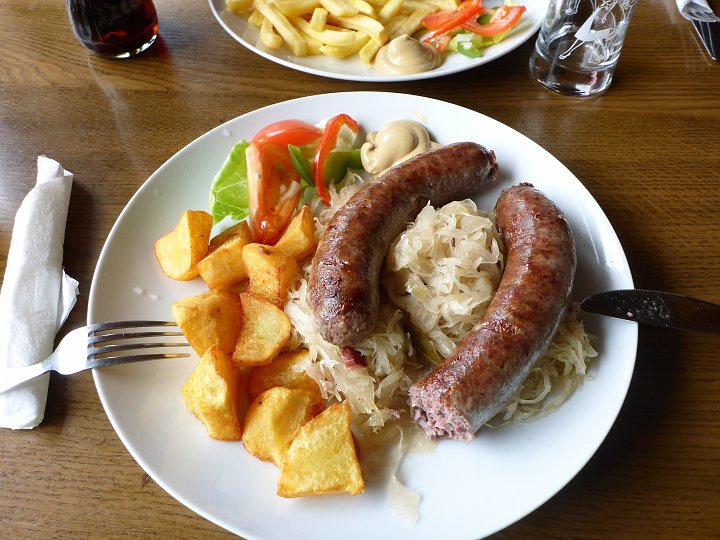 P1000577.JPG - Hier gibt es Rehbratwurst.