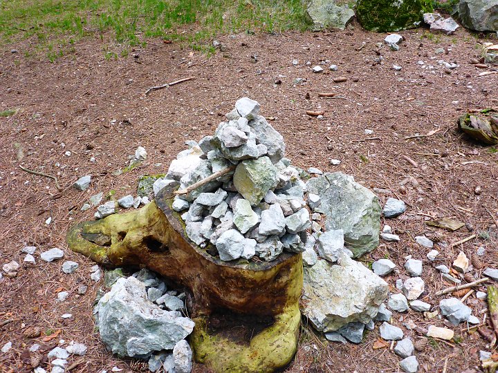 P1000644.JPG - Dann gehen wir flotten Schrittes an Steinmännern vorbei...