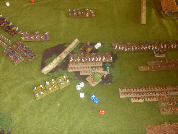 P1000785.JPG - Jetzt nicht mehr... da der General mit der 12 gleich im impact stirbt... Und mit ihm meine Moral für dieses spiel. Innerlich habe ich den Commanderbreak. Durch gute moves hat Sebastian eine BG Speere (links im Eck) in Bedrängnis gebracht. ich spiele leider unkonzentriert und lustlos.