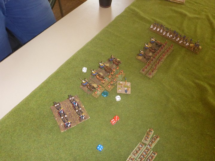P1000794.JPG - 4:3 Base weg und drop, weil: 9+1-1(impact)-1(2HpB)-1MF gegen mounted-1(6BE) Aber!!! angeblich zählt die gegnerische Kante nicht als bedrohte Flanke. Aber weder Sebastian noch ich wissen das in der Situation. Also drop. Sonst wäre es zum Abbruchzug gekommen und Angriff in der nächsten Runde durch die LCh denke ich.
