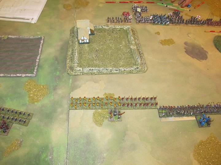 IMG_0355.JPG - Das Feld in der Mitte sollte von meinen Almughavaren erobert werden können. Die 8er BG links hat keinen Job und rennt mal Richtung Mitte