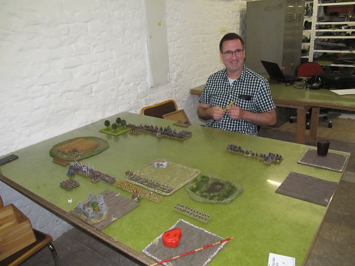 IMG_0377.JPG - VinCon2015. Erstes Spiel gegen Ferdi mit Ghaznaviden. Eine Taktik für ein schnelles Spiel ist gegen Ferdi nicht nötig, das wird es sowieso. Dennoch: Breite Linie drauf, und aus.