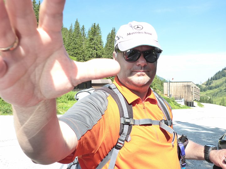 P1010680.JPG - HALT! Keine Fotos! Start am Parkplatz Planneralm mit zu kurzem Selbstauslöser.