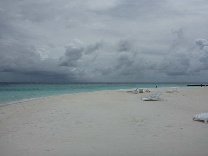 1020750.jpg - Traumstrand mit Schlechtwetterhintergrund.