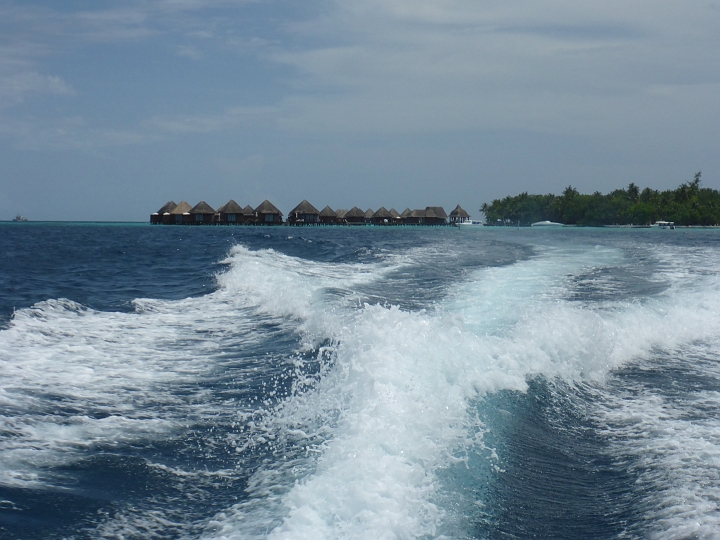 1030015.jpg - Wir machen einen Ausflug- island hopping mit dem Schnellboot.