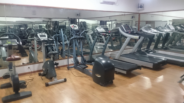 DSC_1296.JPG - Der Fitnessraum ist klimatisiert und gut ausgestattet. (Achtung Mehrfachspiegelung, es steht nicht pro Bungalow ein Gerät zur Verfügung ;-))