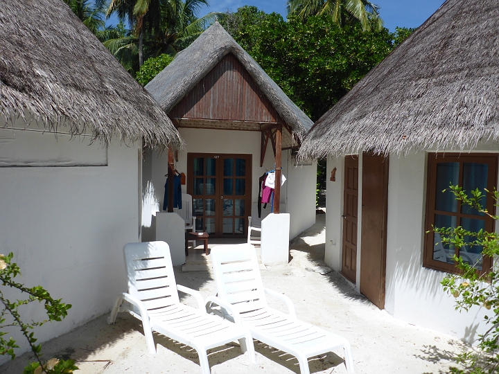 P1020343.JPG - Die Strandbungalows werden dieser Tage erneuert. Ein Teil wurde bereits abgerissen, aber von diesen Bauarbeiten haben nicht viel gemerkt.