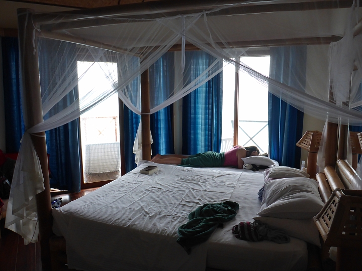 P1020471.JPG - Ein Himmelbett plus Zustellbett. Der Bungalow ist geräumig, da hatten wir es in Riccione früher deutlich enger.