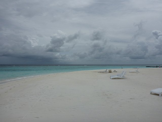 1020750.jpg - Traumstrand mit Schlechtwetterhintergrund.