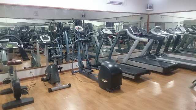 DSC_1296.JPG - Der Fitnessraum ist klimatisiert und gut ausgestattet. (Achtung Mehrfachspiegelung, es steht nicht pro Bungalow ein Gerät zur Verfügung ;-))