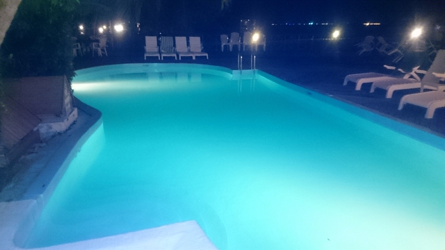 DSC_1332.JPG - Der Pool am Abend