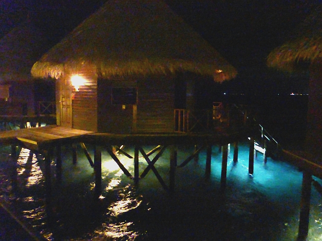 _20150721_214349.JPG - Unser Bungalow bei Nacht