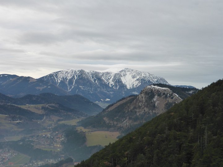 P1040473.JPG - ..da ich weiß, dass dieser Blick hier wartet. Geländ, dahinter Schneeberg