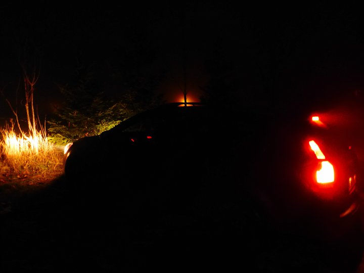 P1040602.JPG - Am Parkplatz in Dreistetten wartet schon meine Frau auf mich. Hammertour. 890hm im Aufstieg und 17.2km ohne Essen mit 1.5l Wasser.