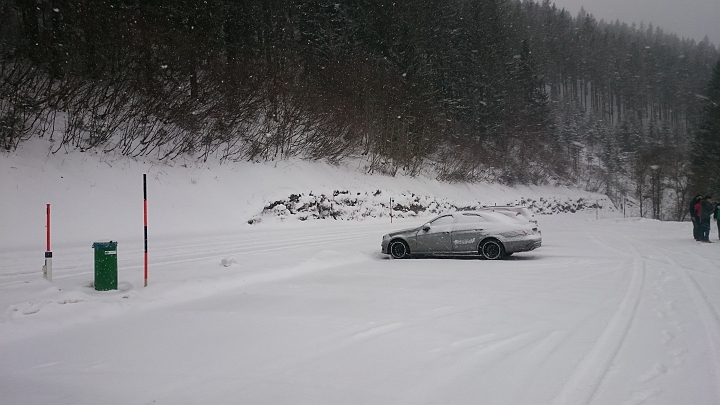 DSC_1826.JPG - ..beim Auto. 402 hm und knapp 11km im Schnee. Die Heimfahrt wird abenteuerlich (Schnee auif S6+A2)