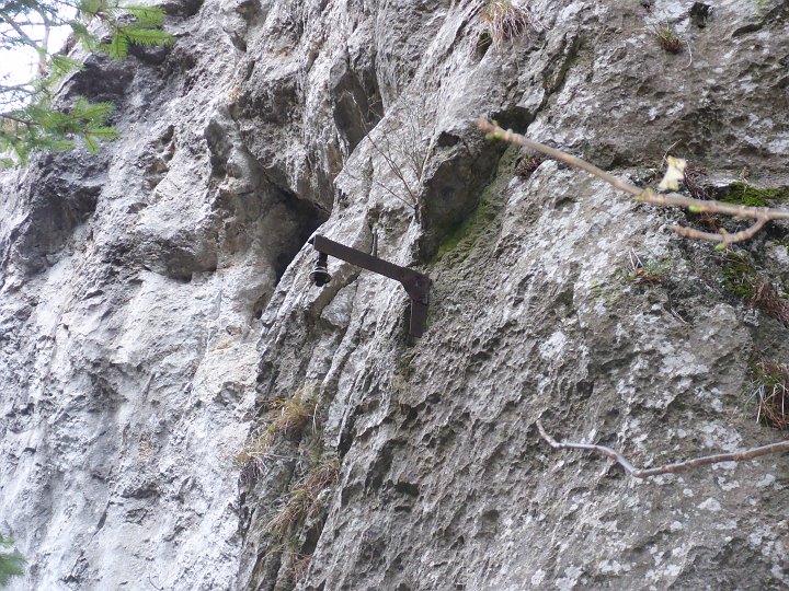 P1040691.JPG - Stromleitung? Ja, sie führte zur Höhle, die früher (viel früher) elektrisch beleuchtet gewesen ist.