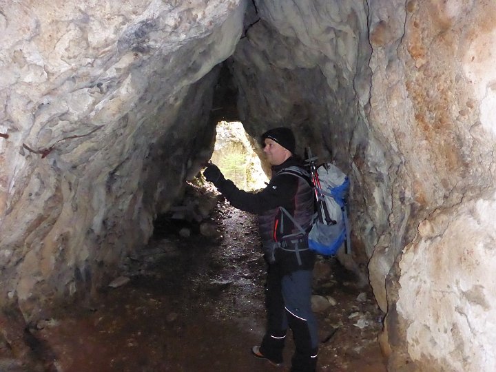 P1040701.JPG - ... inspizieren die Waldegger Tropfsteinhöhle