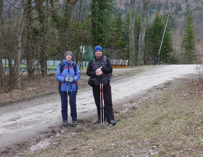 P1040879.JPG - Nachdem der Grafenbergweg gesperrt ist, fällt der Babygrat aus. Wir weichen zum Geländ aus. Es ist frisch.