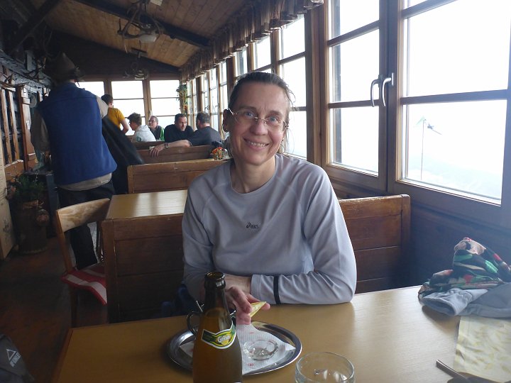 P1040892.JPG - Wir machen kurze Rast auf der Geländehütte. Die hat heuer den ersten Tag offen, und ist trotz des Wetters gut besucht.(die Geländewagen einiger Besucher haben wir dann später gesehen...)