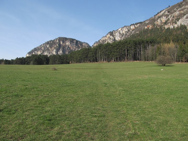IMG_1305.JPG - Leichte Steigung, gut zum Aufwärmen. Nach der gestrigen Tour auf die Jochert und einer ballbedingten kurzen Nacht bin ich etwas "eingerostet"