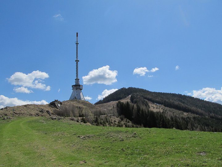 IMG_1624.JPG - Sender und rechts der Mugelgipfel. Der sieht hier bewaldet aus.