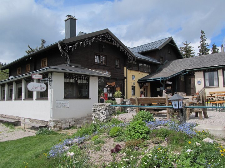 IMG_1831.jpg - ... warte ich den Schauer in der Eicherthütte bei einem Radler ab                               