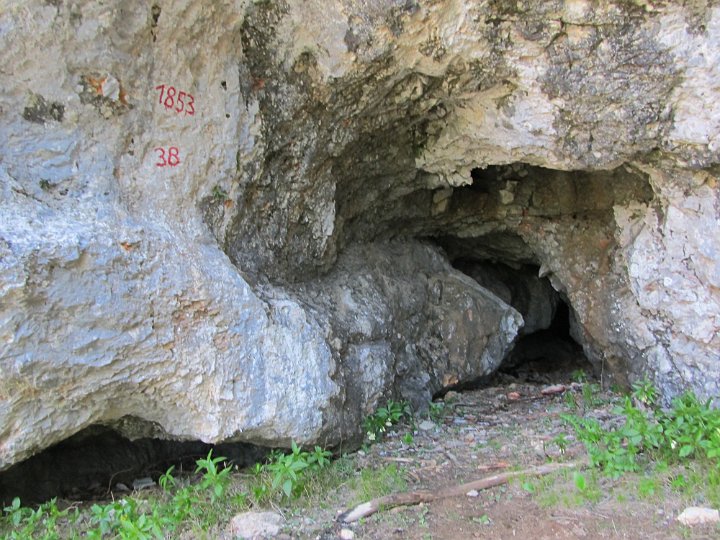 IMG_1899.jpg - Vorbei an einer Höhle.                               
