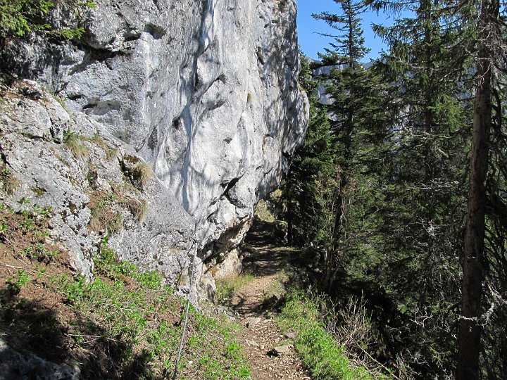 IMG_1970.jpg - Unter dem Felsen durch                               