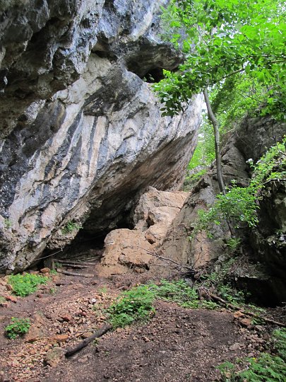 IMG_2049.jpg - Es folgt eine Genußetappe durch Felsen.                               