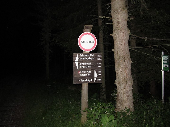 IMG_2180.jpg - Los gehts. 3 Stunden plus Pausen. Sollte klappen, dass ich gegen 11 wieder herunten bin.                               